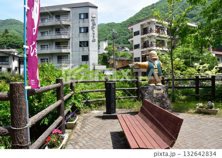 日光市川治温泉　男鹿橋付近のかわじいと町並み 132642834