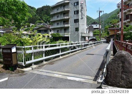 日光市川治温泉　男鹿川に架かる新男鹿橋と町並み 132642839