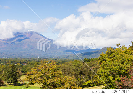長野県軽井沢から見た浅間山の風景 長野県軽井沢から見た浅間山の風景 132642914