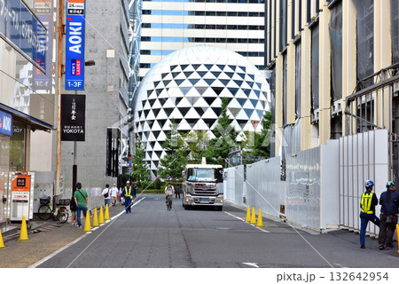 新宿西口二番街通りから見えるコクーンタワーとドーム 新宿西口二番街通りから見えるコクーンタワーとドーム 132642954