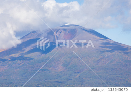 長野県軽井沢から見た浅間山の風景 132643070