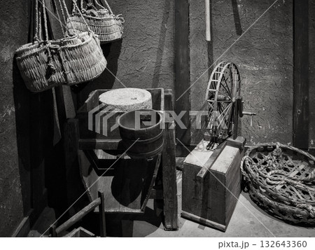 昔ながらの農家の土間の古い農業用具 昔ながらの農家の土間の古い農業用具 132643360