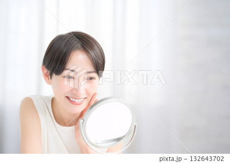 鏡で肌を確認する日本人女性 鏡で肌を確認する日本人女性 132643702