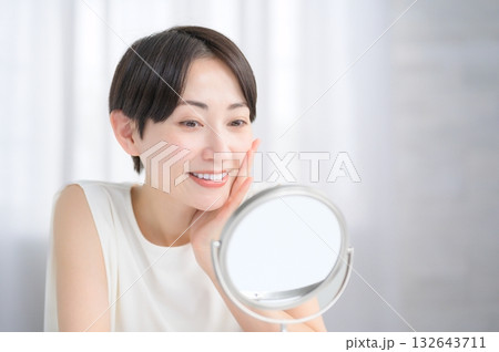 鏡で肌を確認する日本人女性 鏡で肌を確認する日本人女性 132643711