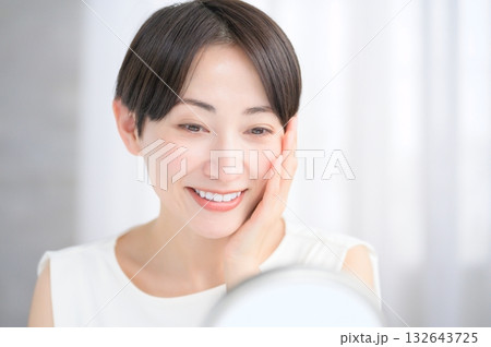 鏡で肌を確認する日本人女性 鏡で肌を確認する日本人女性 132643725