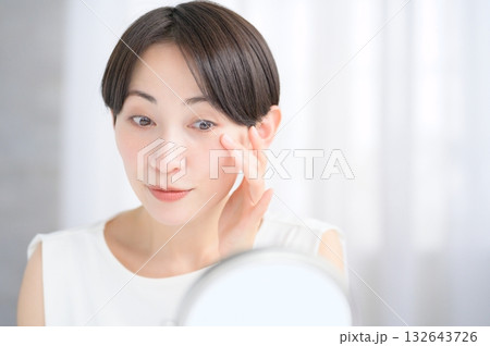 鏡で肌を確認する日本人女性 鏡で肌を確認する日本人女性 132643726