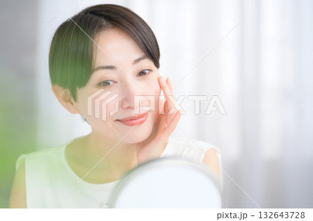 鏡で肌を確認する日本人女性 132643728