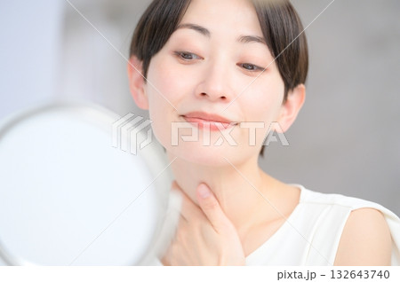 鏡で肌を確認する日本人女性 鏡で肌を確認する日本人女性 132643740