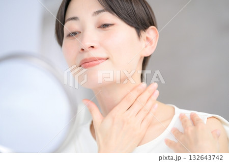 鏡で肌を確認する日本人女性 鏡で肌を確認する日本人女性 132643742