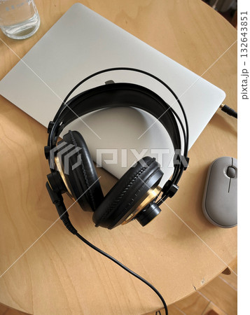 ノートPCとヘッドフォンで過ごす、クリエイティブな時間 ノートPCとヘッドフォンで過ごす、クリエイティブな時間 132643851