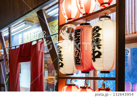 提灯が並ぶ夜の繁華街 132643954