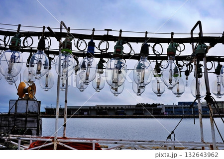 港に停泊するイカ釣り漁船 港に停泊するイカ釣り漁船 132643962