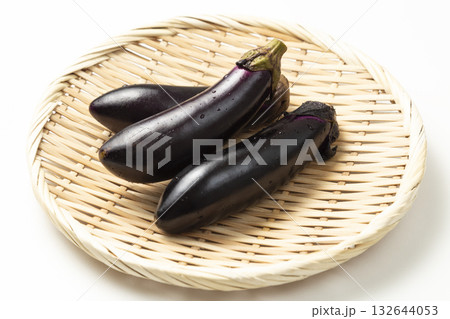 笊に乗った茄子 白バック 笊に乗った茄子 白バック 132644053