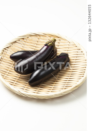 笊に乗った茄子　白バック 132644055