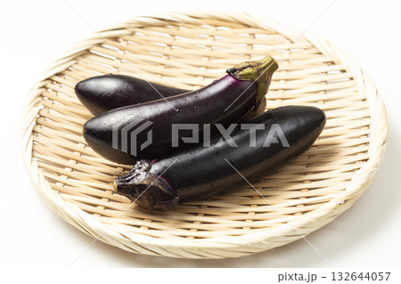 笊に乗った茄子　白バック 132644057
