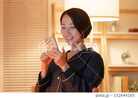 夜にスマホを見る女性 夜にスマホを見る女性 132644165