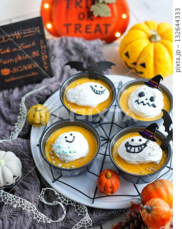カボチャのプリンでハッピーハロウィン 132644333