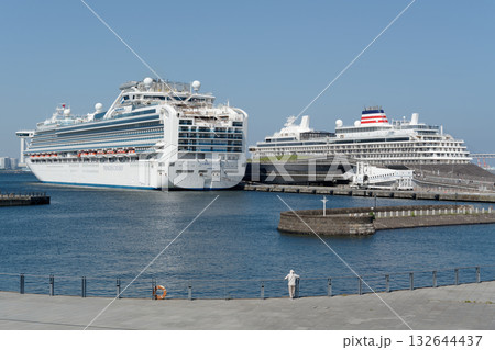 横浜大さん橋に停泊するダイヤモンド・プリンセスと飛鳥Ⅲ 132644437