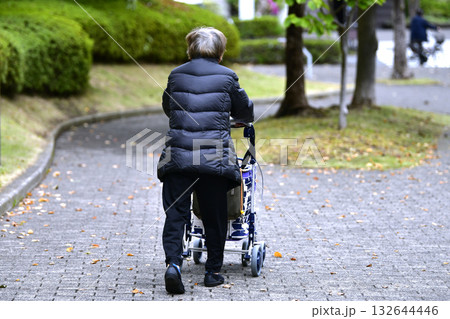 日本の横浜都市景観 高齢化社会　買い物に出かける高齢女性…＝横浜市内 132644446