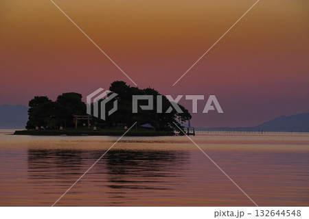 島根県松江市の宍道湖のマジックアワー 島根県松江市の宍道湖のマジックアワー 132644548