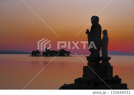 宍道湖の嫁ヶ島と袖師地蔵のシルエット 132644551