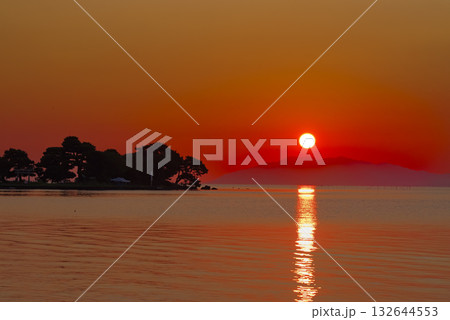 島根県松江市の宍道湖の夕陽 132644553