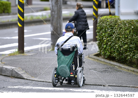 日本の横浜都市景観 高齢化社会 買い物に出かける高齢女性(奥)。街には車椅子の男性も…=横浜市内 日本の横浜都市景観 高齢化社会 買い物に出かける高齢女性(奥)。街には車椅子の男性も…=横浜市内 132644597