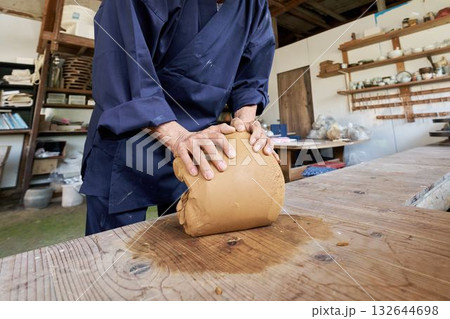 陶芸工房で粘土をこねる男性の手元 陶芸工房で粘土をこねる男性の手元 132644698
