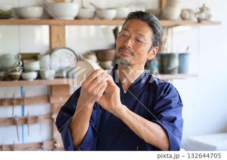 作品をチェックするベテラン陶芸家 作品をチェックするベテラン陶芸家 132644705