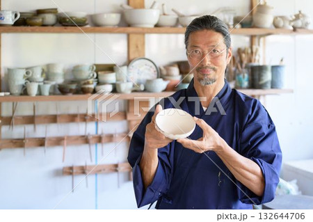 笑顔で視線を向けるベテラン陶芸家 132644706
