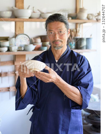 笑顔で視線を向けるベテラン陶芸家 132644707