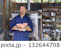 窯の前に立つ作務衣姿の陶芸家 132644708