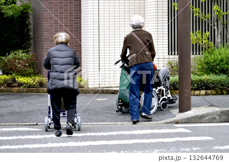 日本の横浜都市景観 高齢化社会（買い物に出かける高齢女性。街には車椅子の男性も…）＝横浜市内 132644769