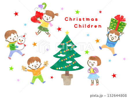 クリスマスを楽しむ子供たちの手描きイラスト 132644808