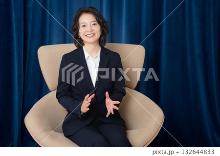 自信を持ってビジネスの話をするミドルキャリアウーマン 132644833