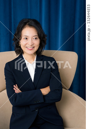 ビジネスに成功して自信のあるミドルキャリアウーマン 132644853