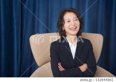 ビジネスに成功して自信のあるミドルキャリアウーマン 132644861