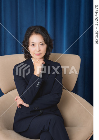 ビジネスに成功して自信のあるミドルキャリアウーマン 132644870