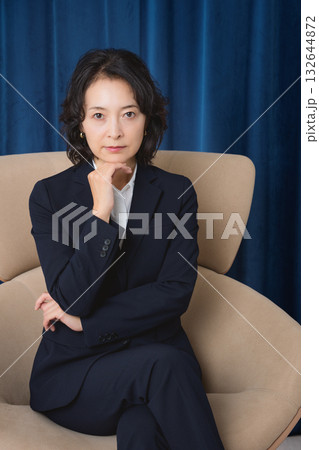 ビジネスに成功して自信のあるミドルキャリアウーマン 132644872