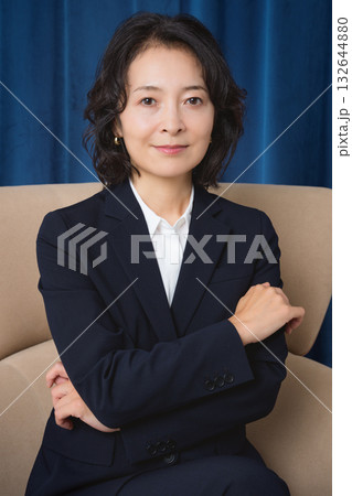 ビジネスに成功して自信のあるミドルキャリアウーマン 132644880
