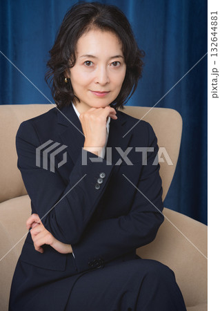 ビジネスに成功して自信のあるミドルキャリアウーマン 132644881