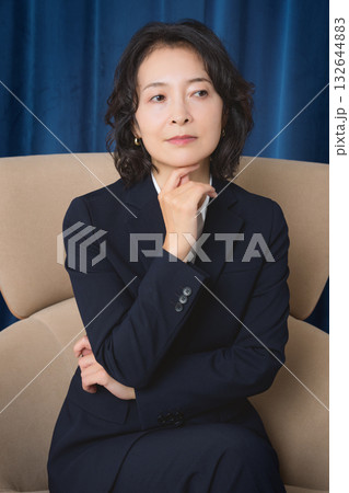 ビジネスに成功して自信のあるミドルキャリアウーマン 132644883