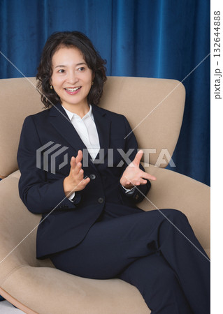 自信を持ってビジネスの話をするミドルキャリアウーマン 132644888