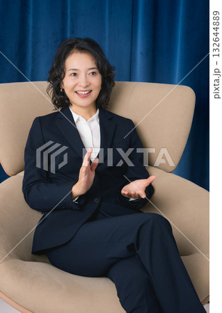 自信を持ってビジネスの話をするミドルキャリアウーマン 132644889