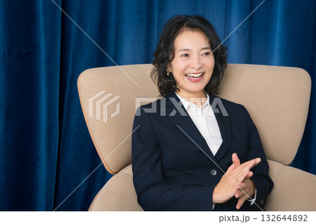 自信を持ってビジネスの話をするミドルキャリアウーマン 132644892
