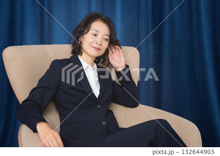 ビジネスに成功して自信のあるミドルキャリアウーマン 132644903