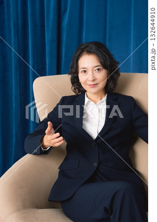 自信を持ってビジネスの話をするミドルキャリアウーマン 132644910