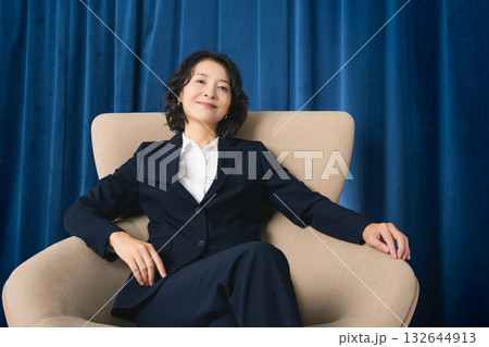 ビジネスに成功して自信のあるミドルキャリアウーマン 132644913