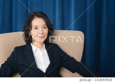 ビジネスに成功して自信のあるミドルキャリアウーマン 132644916