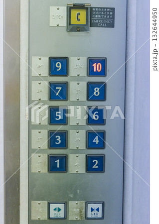レトロなエレベーターの操作パネル レトロなエレベーターの操作パネル 132644950